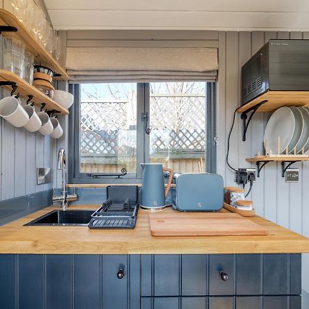 Pass The Keys Whitstable Shepherds Hut Minutes From The Harbour Exterior foto